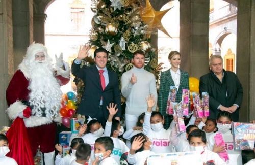 Canelo &quot;Claus&quot; sorprende a niños de Nuevo León con más de 5 mil juguetes