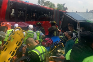 Choque entre metrobus y dos autos provoca carambola en CDMX, hay al menos 8 heridos