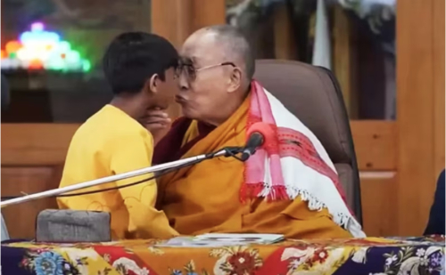 El dalái lama se disculpó por besar a un niño en los labios y pedirle que le &#039;chupara la lengua&#039;.