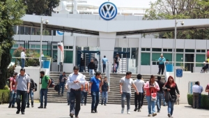 La planta armadora de VW refirió en un comunicado de prensa, que enfrenta escenarios difíciles a consecuencias de la crisis económica. 