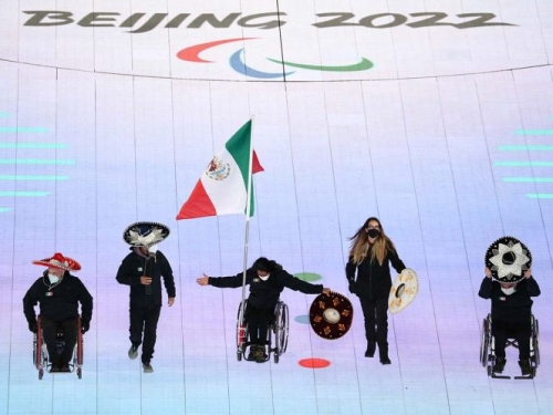 El mexicano Arly Velásquez desfiló en inauguración de los Paralímpicos 2022