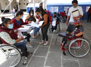 Con sillas de ruedas activas, SEDIF beneficia a 64 personas con discapacidad