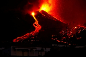 Lava del volcán de La Palma llegará al mar al anochecer