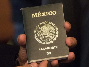 Entregan primer pasaporte electrónico mexicano