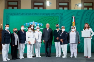 Presidente reconoce labor de enfermeras y enfermeros durante pandemia