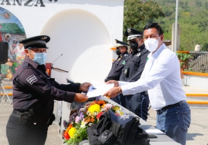 La transformación avanza en Zihuateutla: con la entrega de apoyos a elementos policiacos.