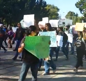 Alumnos de la BUAP marcharon para exigir la liberación de sus compañeros