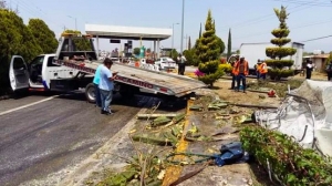 Vuelca camión de carga contra caseta de San Lorenzo