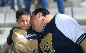 Abuelo y nieto, aficionados de Pumas, lloran tras la derrota del Pumas contra el Club América