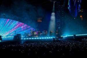 ¡Coldplay incluyente! La banda brinda chalecos especiales para fans sordos