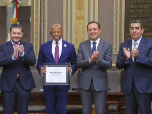 Por labor a favor de comunidad migrante, Puebla reconoce a alcalde de Nueva York