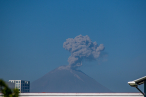 Pobladores sufren por la caída de cenizas del Popocatépetl.