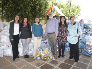 Encabeza Gaby Bonilla entrega de más de cinco toneladas de tapitas para niños con cáncer