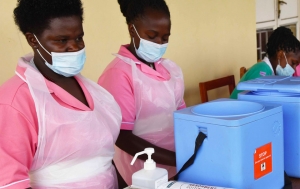 Trabajadoras sanitarias preparándose para administrar las vacunas COVID-19 en la isla de Bwama, en el lago Bunyonyi ,Uganda