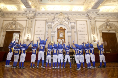 Reciben en el Palacio Municipal a promesas deportivas de Puebla