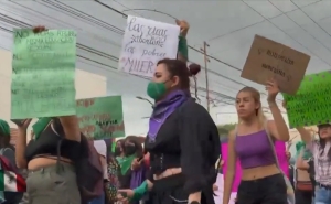 Realizan marcha en Puebla por la aprobación del aborto legal