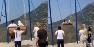 VIDEO: Columpio se rompe y mujeres caen de un barranco en Rusia