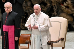 Papa pide a padres “no condenar” a un hijo con una orientación sexual diferente