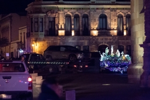 Dejan camioneta con cuerpos frente a Palacio de Gobierno de Zacatecas