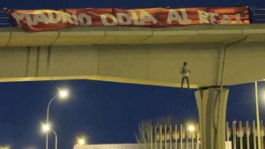 Aparece muñeco de Vinicius Jr en puente de Madrid y lo clasifican como un acto racista