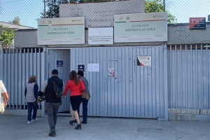 Menor ingresa con arma de fuego a secundaria en CDMX y se lesiona