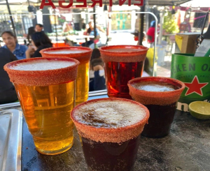 Salud, disfruta de una cerveza en la Feria Nacional de la Michelada.