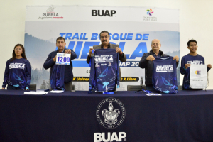 Presentan camiseta y medalla oficial del Trail Bosque de Niebla BUAP 2023