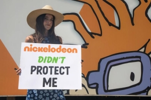 Alexa Nikolas estrella de “Zoey 101” se unió a la protesta en contra de Nickelodeon por abuso infantil