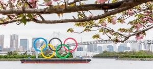 Los aros olímpicos, un símbolo mundial de paz y solidaridad por medio del deporte.