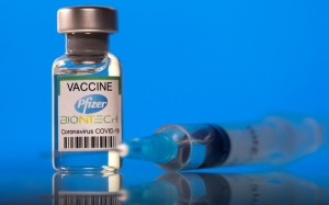Pfizer prevé tener lista una nueva vacuna contra ómicron en marzo