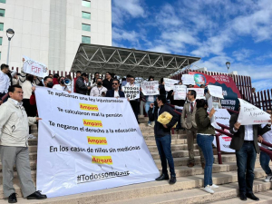 Inconformes cerraron una calle enfrente del Poder Judicial Federal.