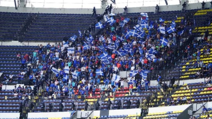 Aficionados del Cruz Azul golpearon a elementos de seguridad del Estadio Azteca