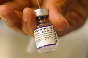 Tercera dosis de vacuna Pfizer y BioNTech mejora protección contra ómicron