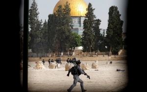 Enfrentamientos entre fuerzas israelíes y palestinos en la mezquita de Al-Aqsa