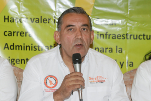 Juan Carlos Esquivel Bonilla, levanta la mano para dirigir el SNTE 23