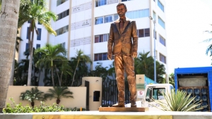 Acapulqueños vandalizan recién inaugurada estatua de Eugenio Derbez