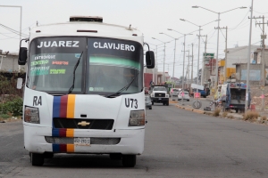 Pasajeros golpean a ratero en transporte público de Puebla