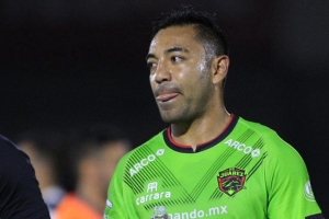 VIDEO: Suspenden a Marco Fabián por agarrar la fiesta