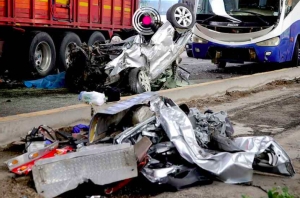 Tráiler y autobús prensan a automóvil en la México-Puebla