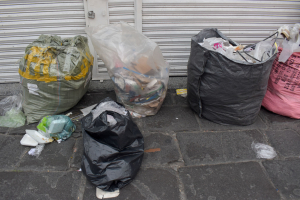 Saca tu basura solo en el horario permitido.