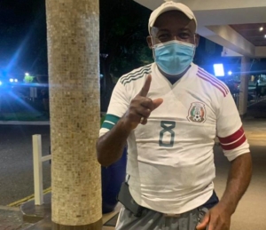 Chofer del TRI recibió como regalo playera de la Selección Mexicana