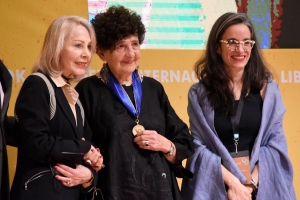 La escritora Margo Glantz recibe la Medalla Carlos Fuentes