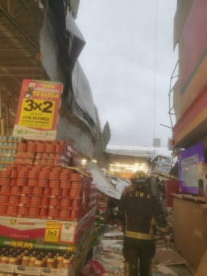 Tras una fuerte granizada, cae techo de un supermercado de CDMX