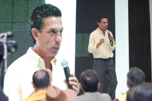 Carlos Martínez recibe apoyo nacional para ser el abanderado en el 2024