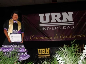 Se gradúa primera mujer rarámuri de la licenciatura en Derecho