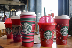 Starbucks saca a la venta vasos de edición limitada con diseños de Navidad