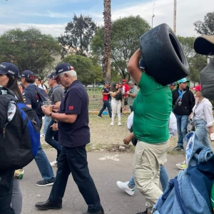 Aficionado se viraliza por llevarse una llanta del Gran Premio de México