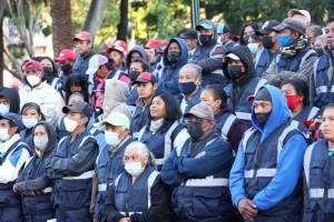 EDUARDO RIVERA ENTREGA UNIFORMES Y CREDENCIALES A RECOLECTORES VOLUNTARIOS PARA DIGNIFICAR SU LABOR