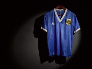 Se subastó la camiseta de Maradona que usó contra Inglaterra en el 86, en casi 9 millones de dólares