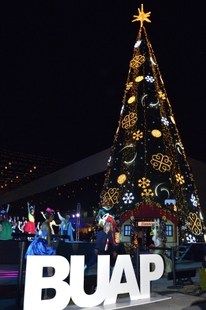 Con encendido del árbol navideño, BUAP da la bienvenida a la época decembrina